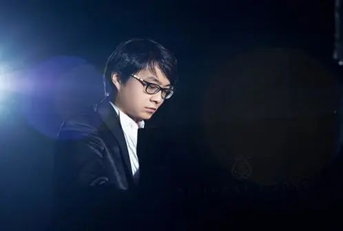 宋思衡的“宅抗疫” | 挑战主播、筹集口罩、闭关作曲，这位取消了20场演出的钢琴家原来这么忙！
