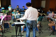 上：缈谌行男⊙A电子示范管乐团大师班活动报道 